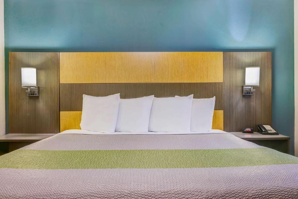 Deluxe King Room - Non-Smoking interior